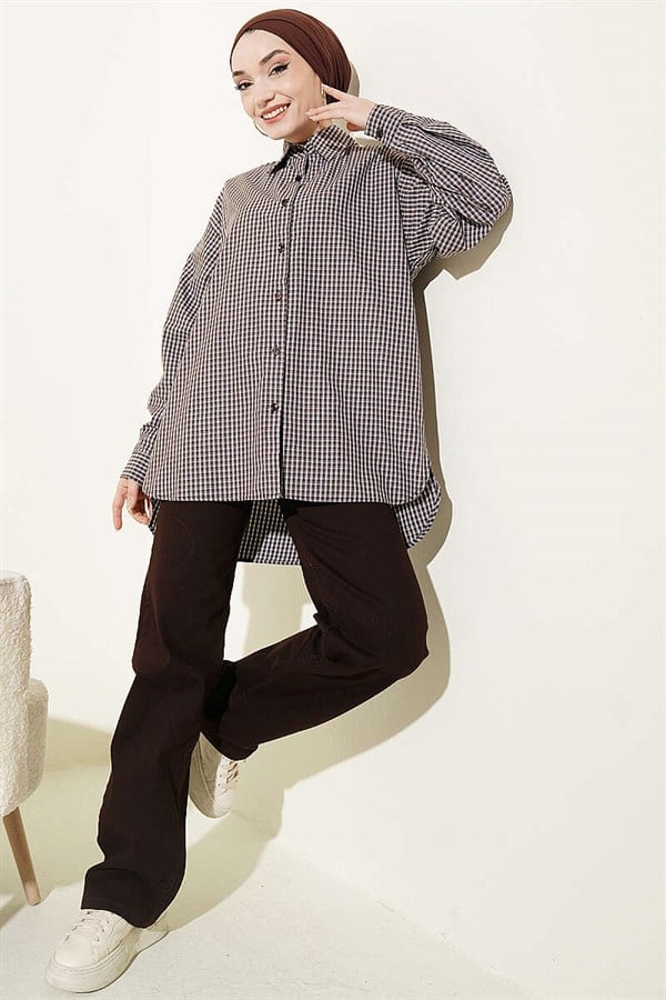 Loose-fitting gingham patterned shirt in brown.