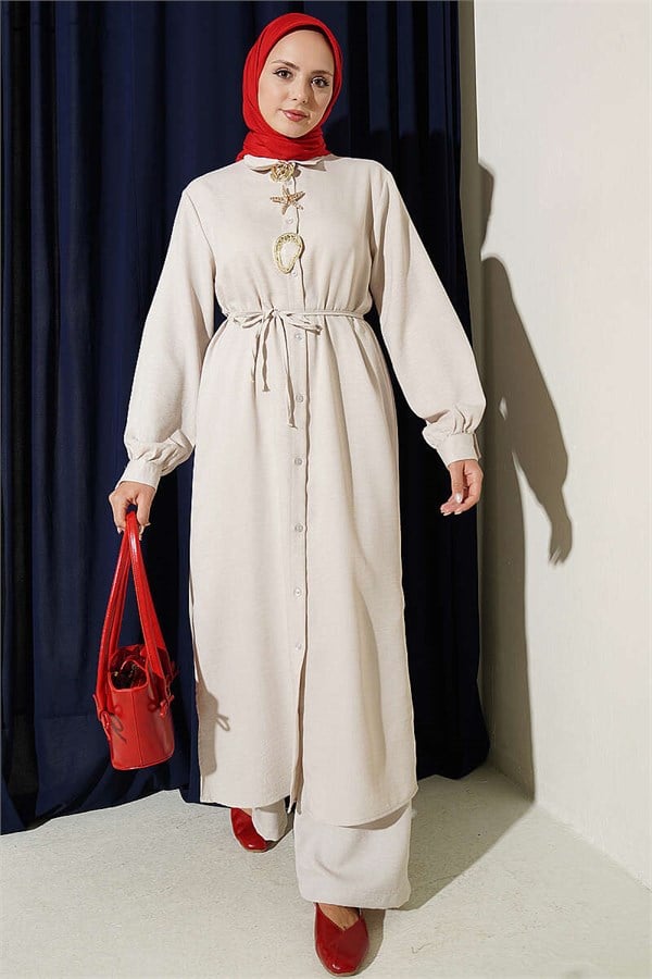 Two-piece set with gold accessories and symbol, beige.