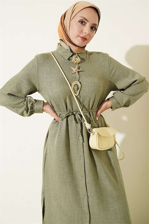 Two-piece set with gold accessories and symbol, green.