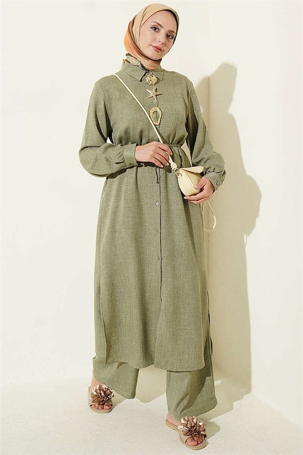 Two-piece set with gold accessories and symbol, green.
