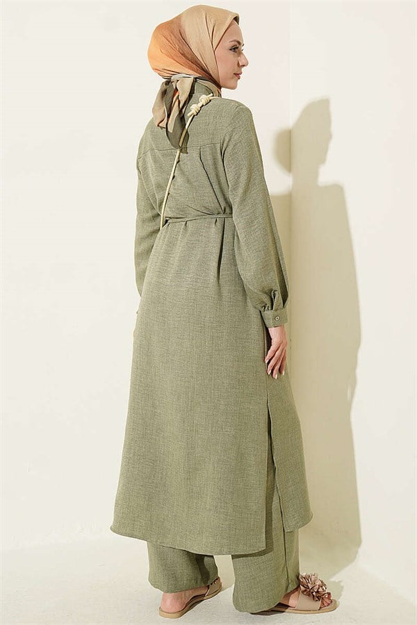 Two-piece set with gold accessories and symbol, green.