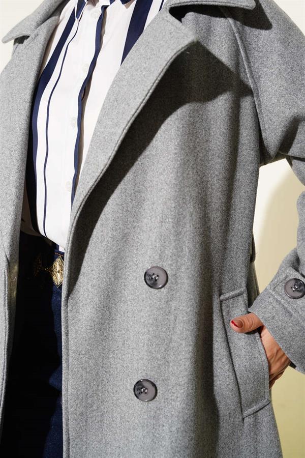 Double-breasted Collar Cashmere Coat with Wooden Buttons in Gray