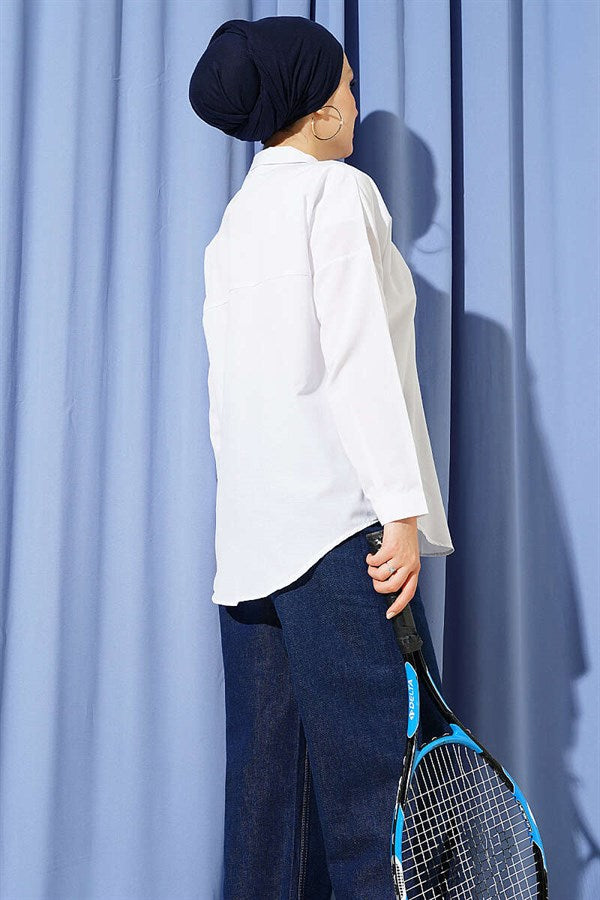 Loose-fitting shirt with one breast pocket, white.