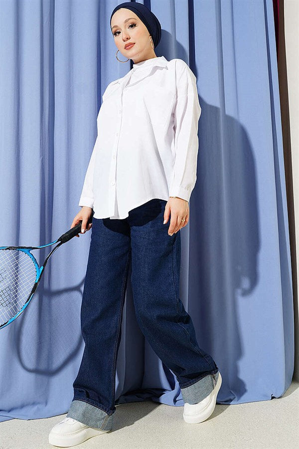 Loose-fitting shirt with one breast pocket, white.