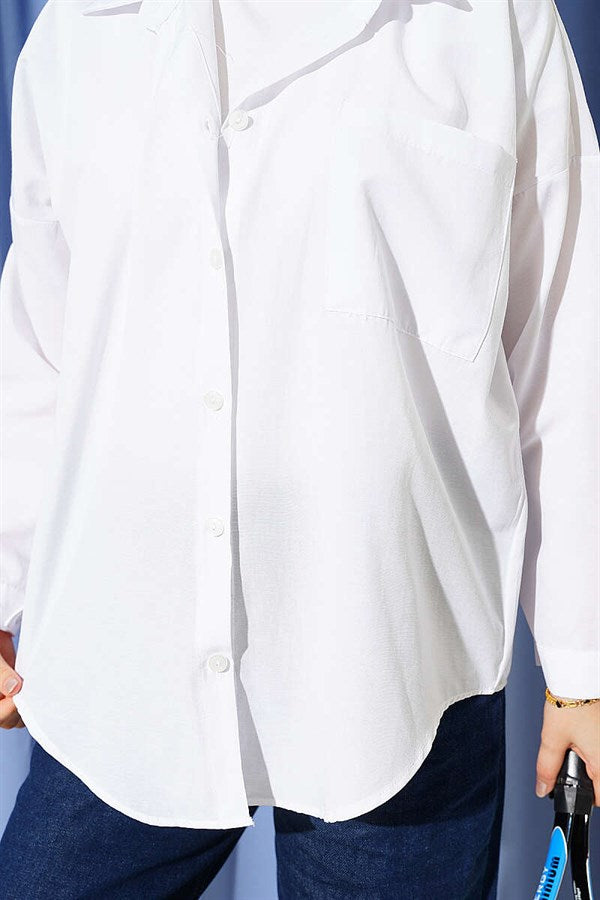 Loose-fitting shirt with one breast pocket, white.