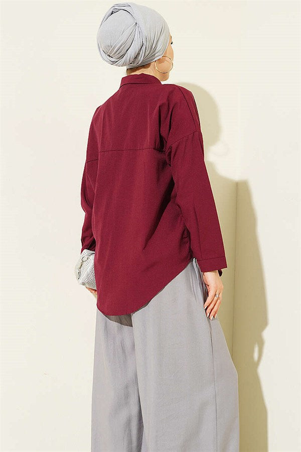 Loose-fitting shirt with one breast pocket, burgundy.