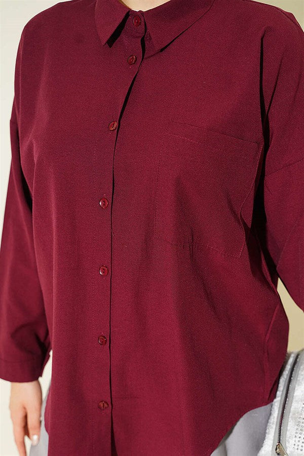 Loose-fitting shirt with one breast pocket, burgundy.