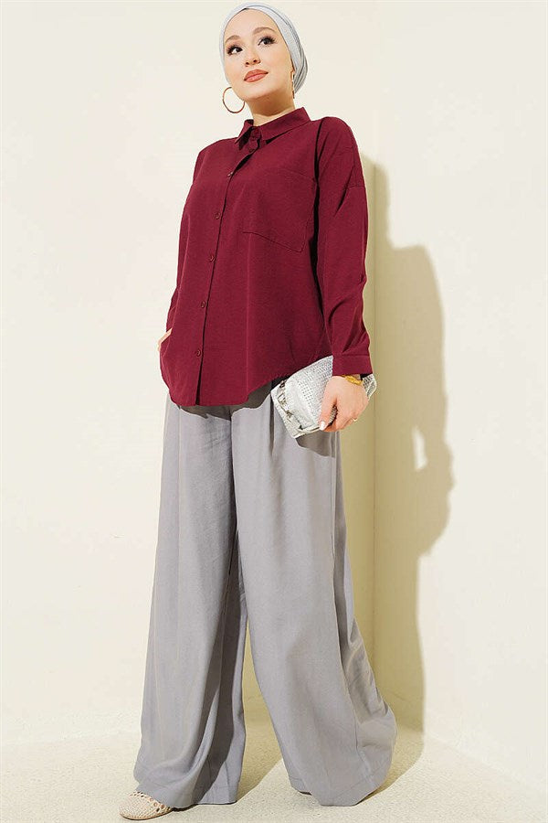 Loose-fitting shirt with one breast pocket, burgundy.