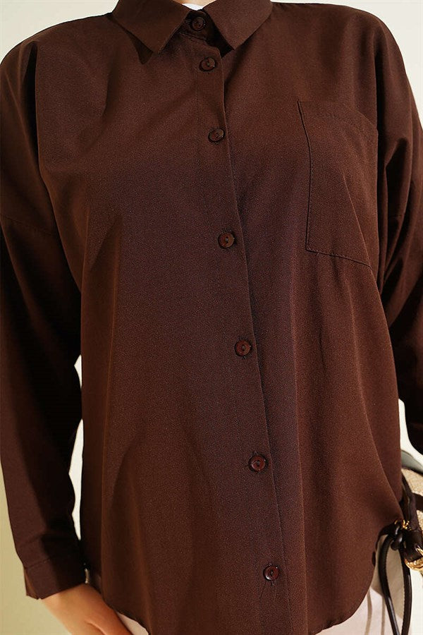 Loose-fitting shirt with one chest pocket, brown.