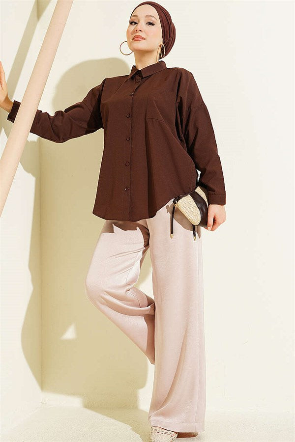 Loose-fitting shirt with one chest pocket, brown.