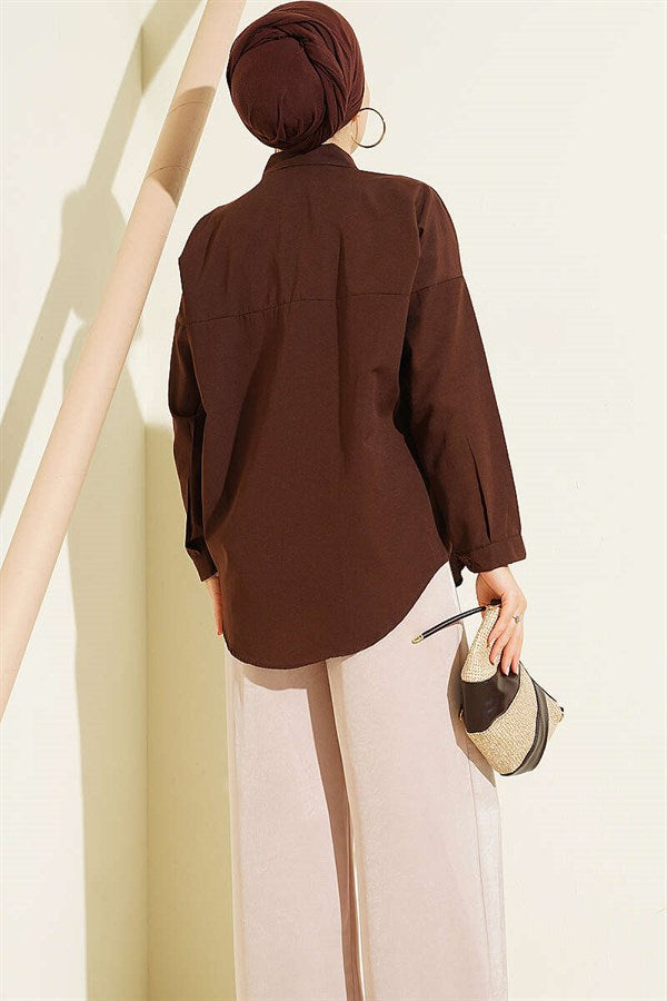 Loose-fitting shirt with one chest pocket, brown.