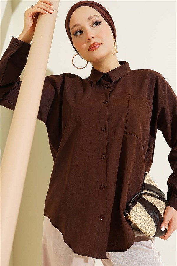 Loose-fitting shirt with one chest pocket, brown.