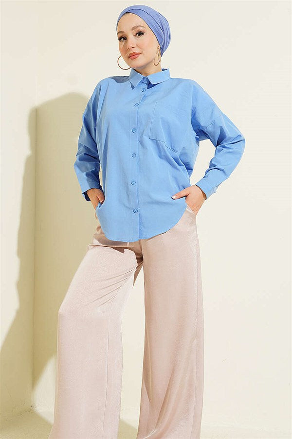 Loose-fitting shirt with one chest pocket, blue.
