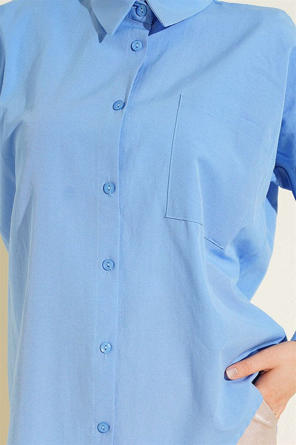 Loose-fitting shirt with one chest pocket, blue.