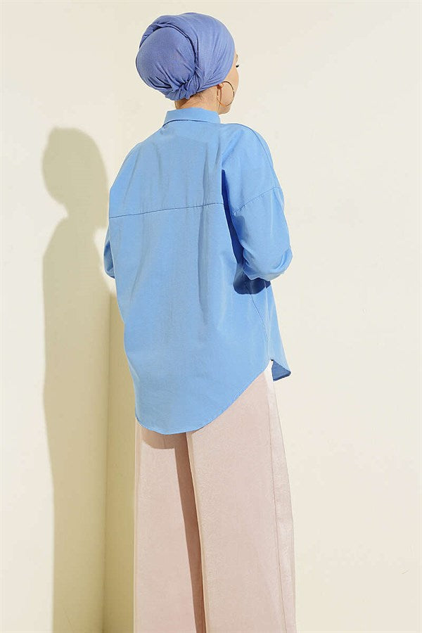 Loose-fitting shirt with one chest pocket, blue.