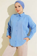 Loose-fitting shirt with one chest pocket, blue.