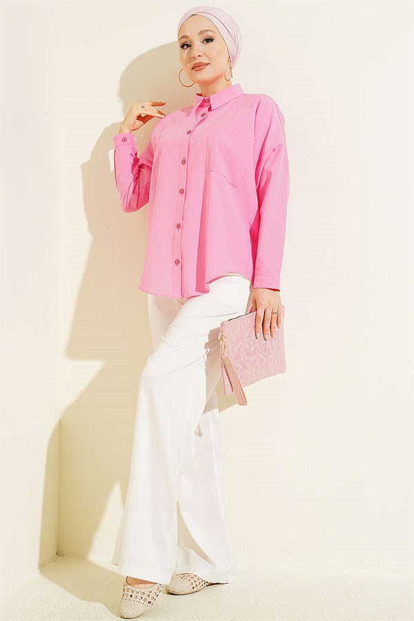 Loose-fitting shirt with one breast pocket, pink.