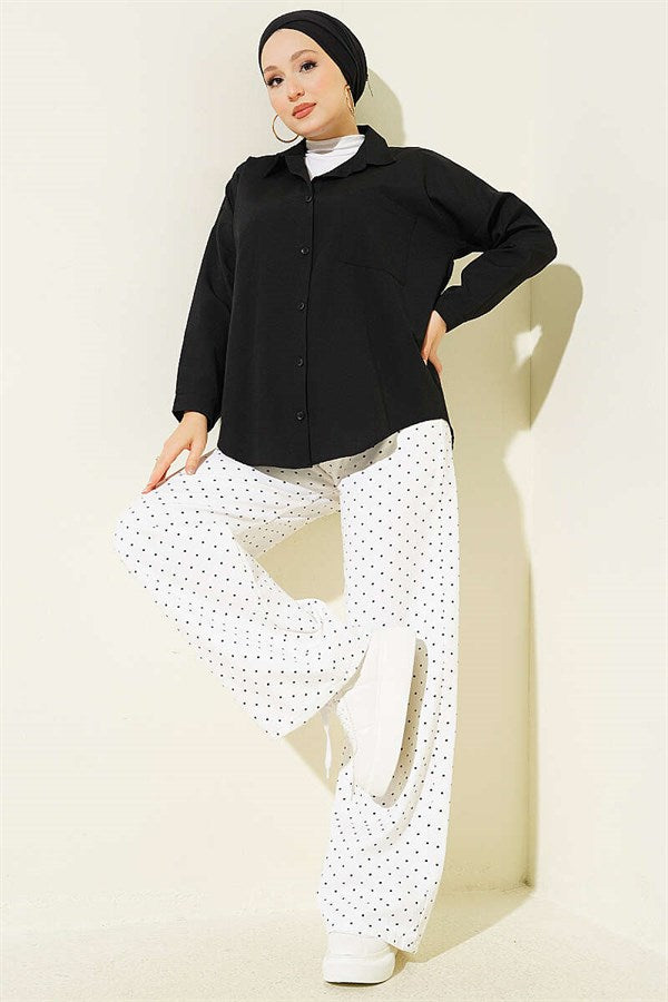 Loose-fitting shirt with one breast pocket, black.