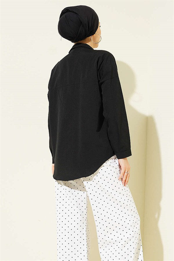 Loose-fitting shirt with one breast pocket, black.