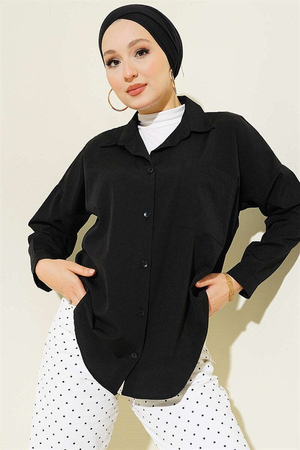 Loose-fitting shirt with one breast pocket, black.