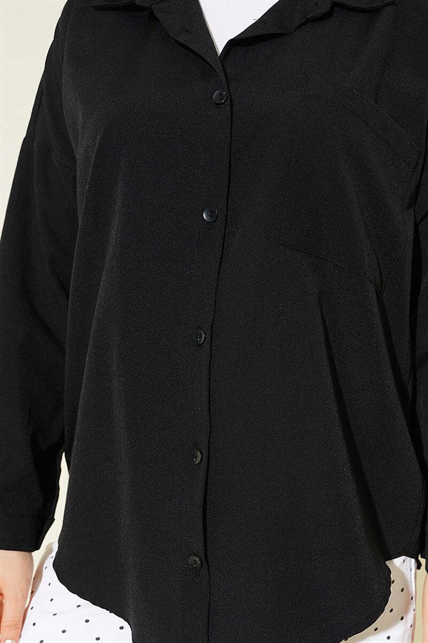 Loose-fitting shirt with one breast pocket, black.