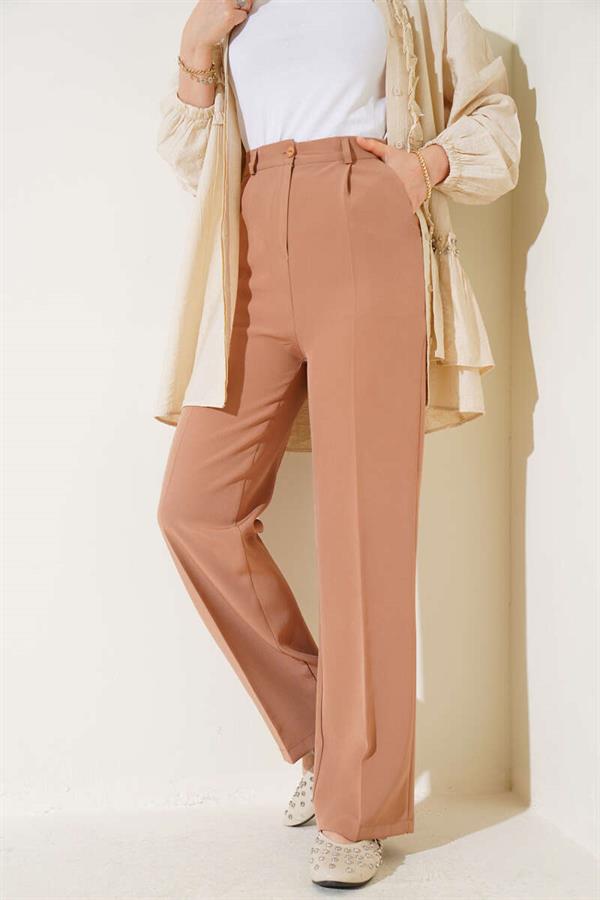 Single Pleated Pocket Fabric Trousers Latte