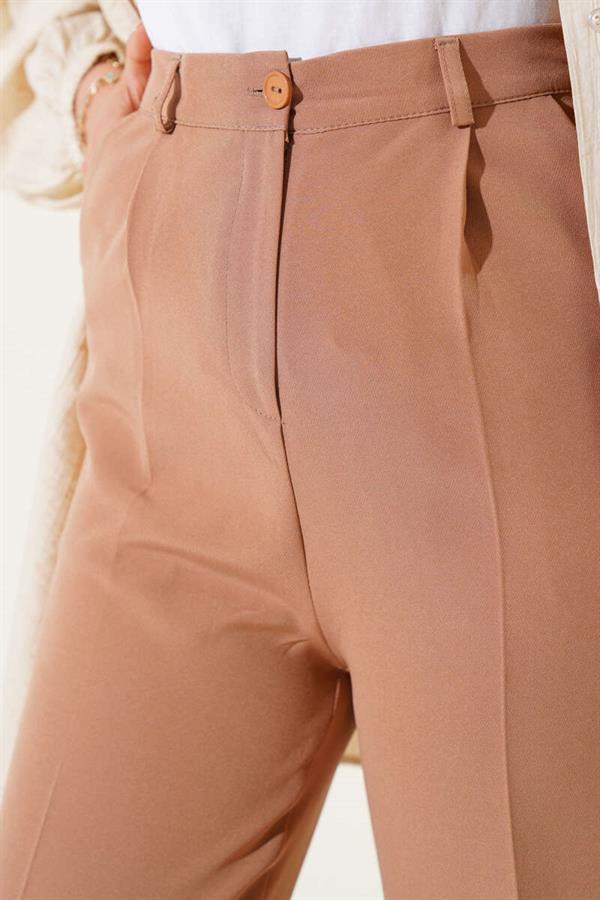 Single Pleated Pocket Fabric Trousers Latte