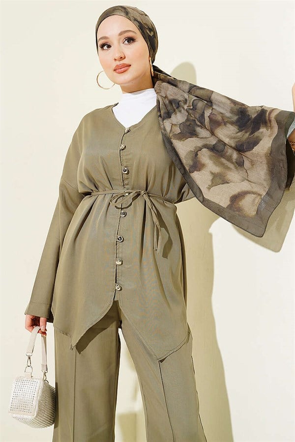 V-Neck Button-Down 2 Piece Set in Light Green