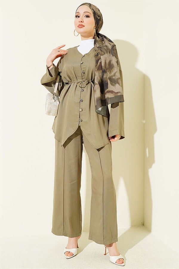 V-Neck Button-Down 2 Piece Set in Light Green
