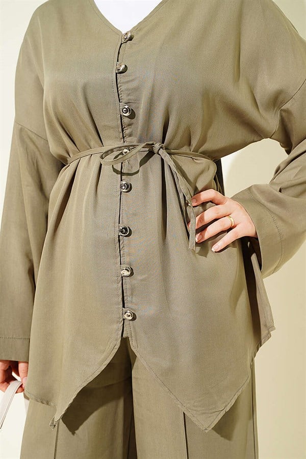 V-Neck Button-Down 2 Piece Set in Light Green