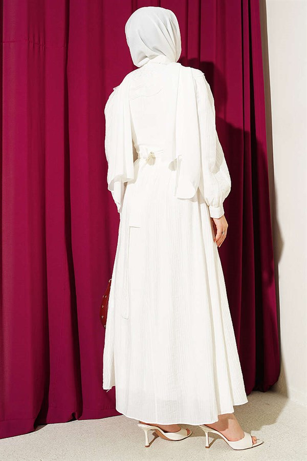 Ecru Dress with Lace Collar and Balloon Sleeves