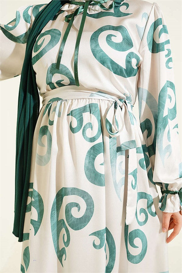 Green Dress with Ruffled Collar and Ribbon Detail
