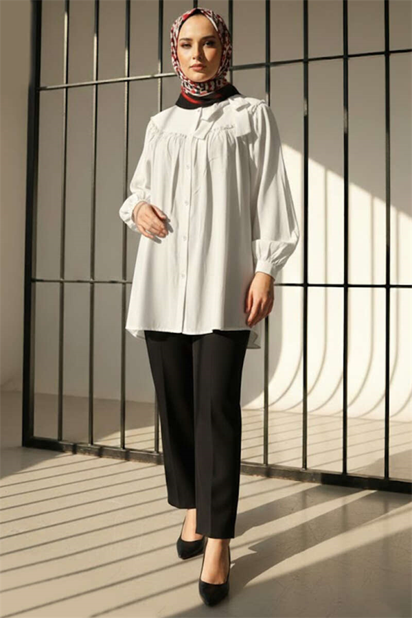 Loose-fitting shirt with collar bow, white.