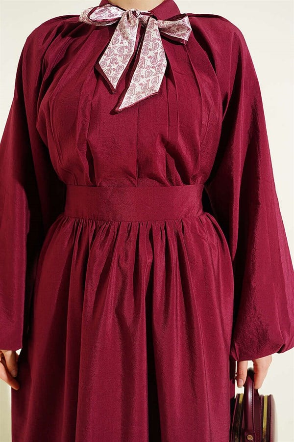 Two-piece set with pleated skirt and collar scarf, burgundy.