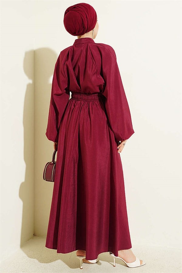 Two-piece set with pleated skirt and collar scarf, burgundy.