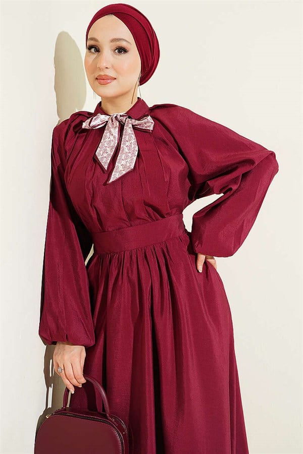 Two-piece set with pleated skirt and collar scarf, burgundy.