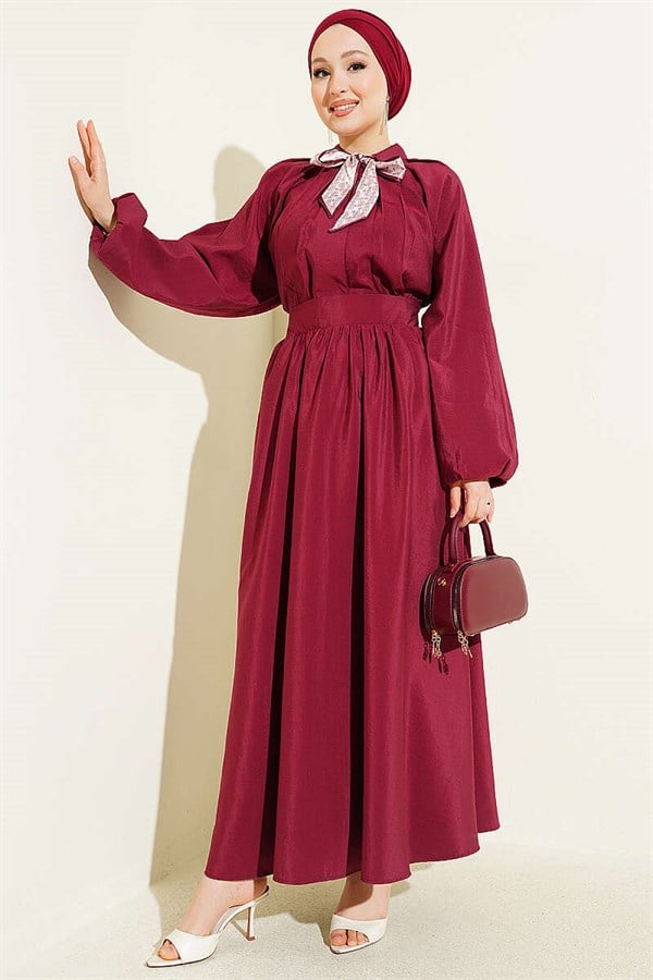 Two-piece set with pleated skirt and collar scarf, burgundy.