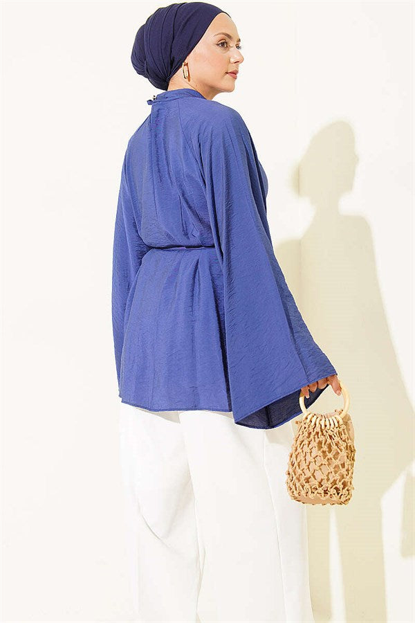 Loose-fitting tunic with pleated collar and drawstring belt, indigo.