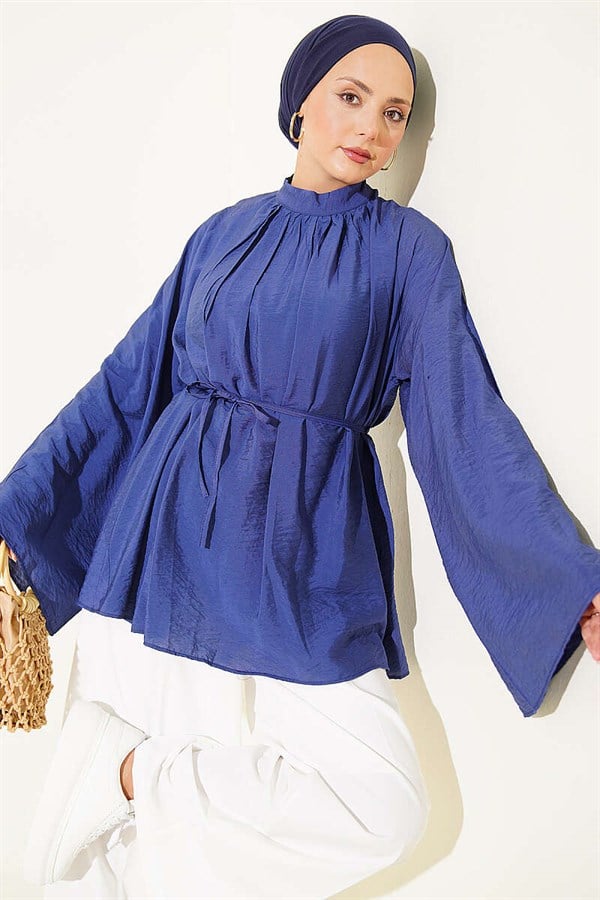 Loose-fitting tunic with pleated collar and drawstring belt, indigo.