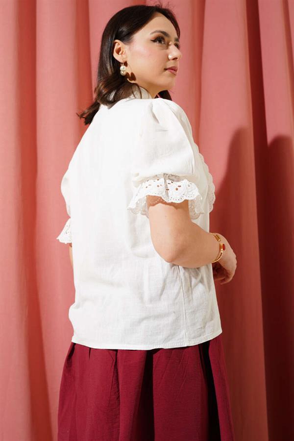 Short Shirt with Lace Collar and Sleeves Ecru