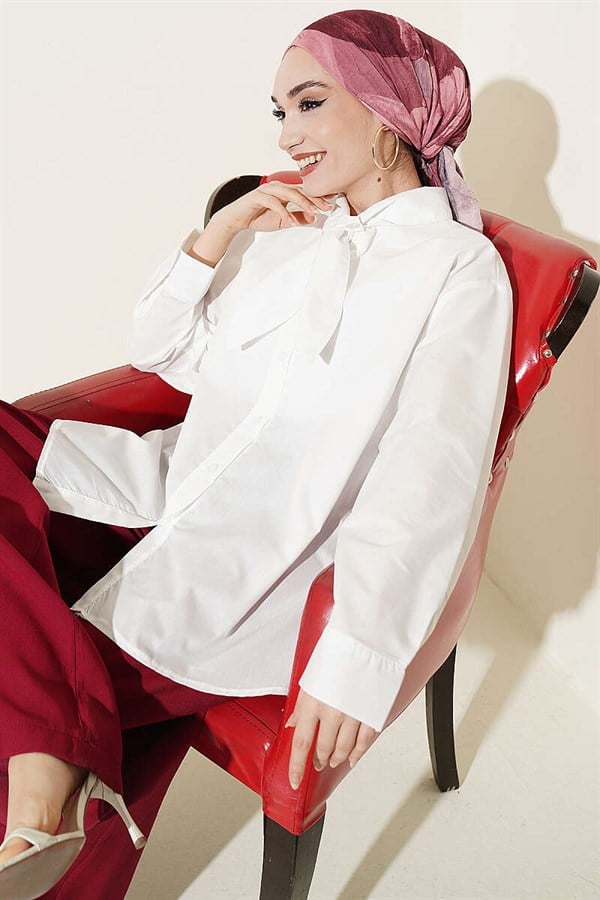 Loose-fitting shirt with drawstring collar, ecru.