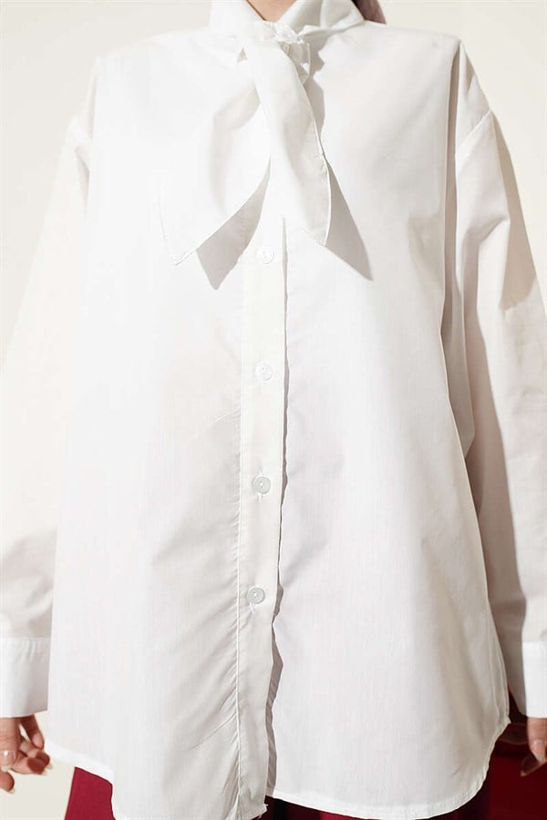 Loose-fitting shirt with drawstring collar, ecru.