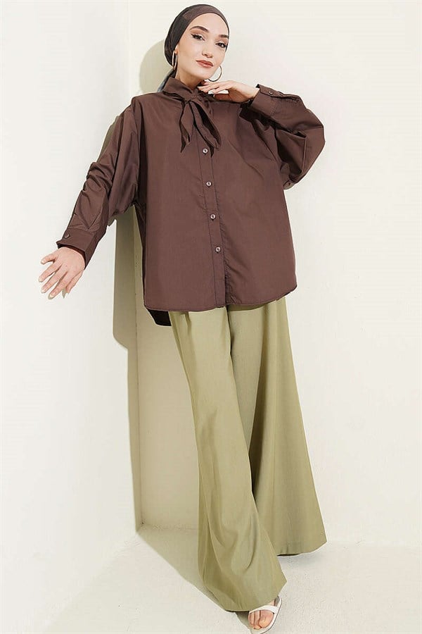 Loose-fitting shirt with drawstring collar, brown.