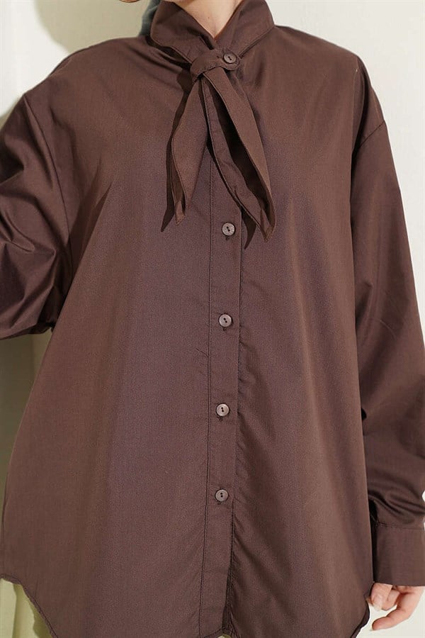 Loose-fitting shirt with drawstring collar, brown.