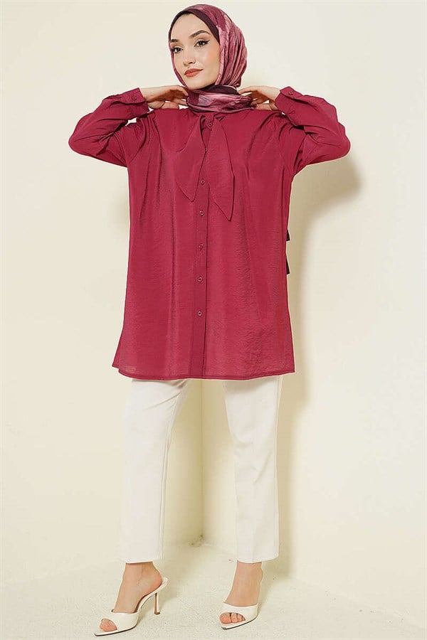 Loose-fitting shirt with tie collar, burgundy.