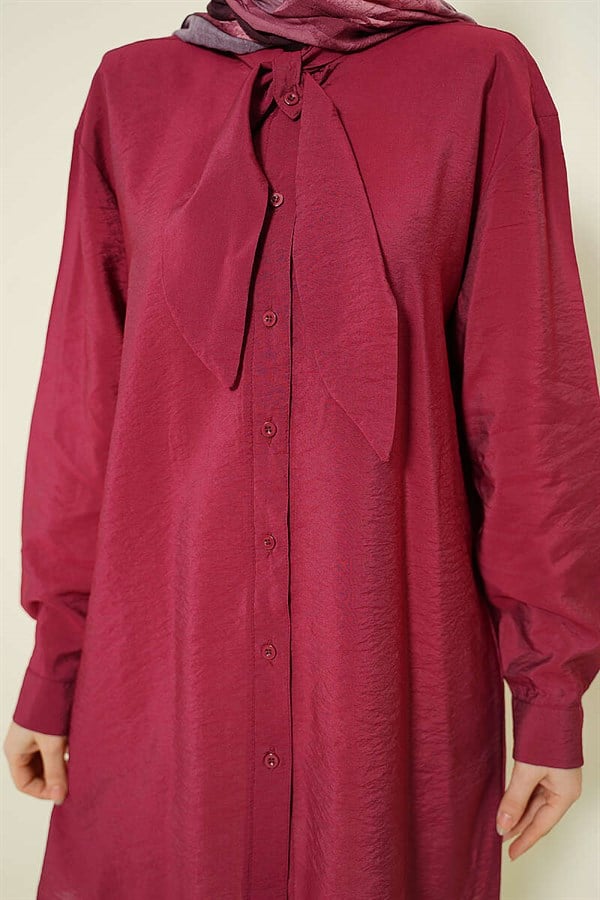 Loose-fitting shirt with tie collar, burgundy.