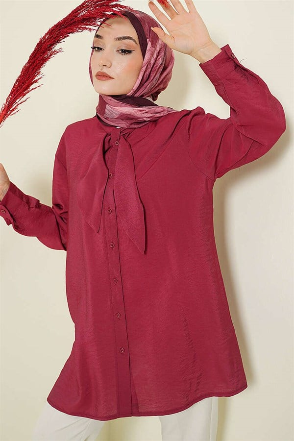 Loose-fitting shirt with tie collar, burgundy.