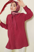 Loose-fitting shirt with tie collar, burgundy.