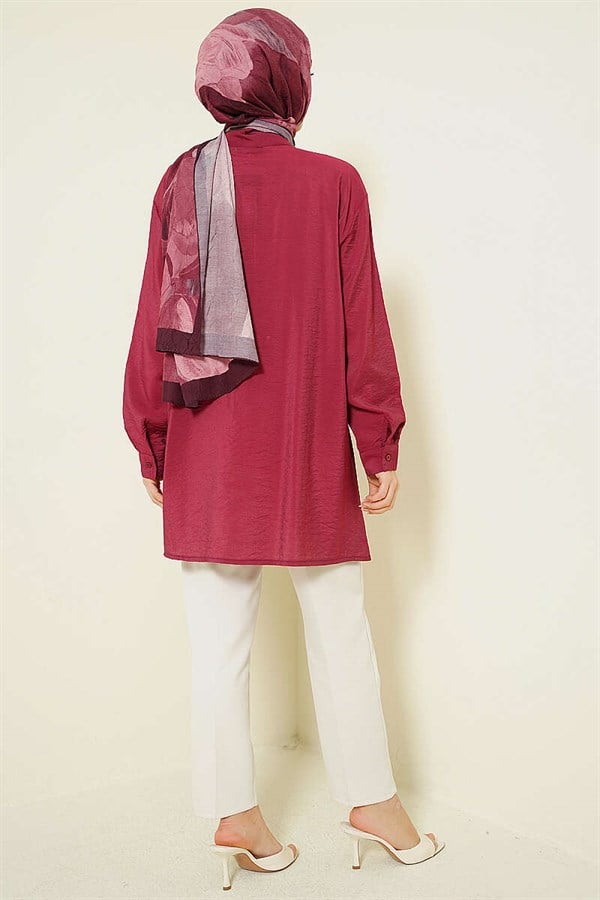 Loose-fitting shirt with tie collar, burgundy.