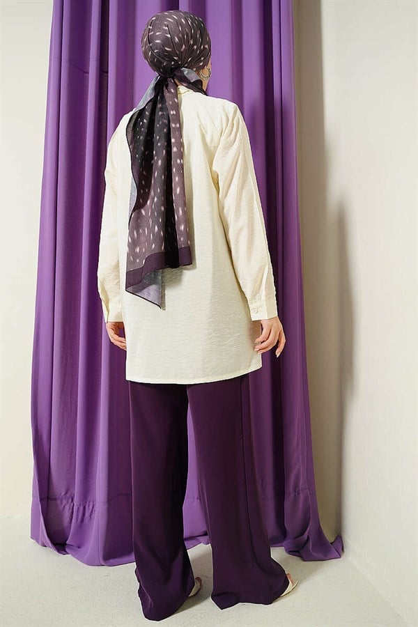 Loose-fitting shirt with tie collar, cream color.